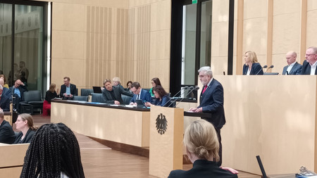 Minister Willingmann bei seiner Rede im Bundestag
